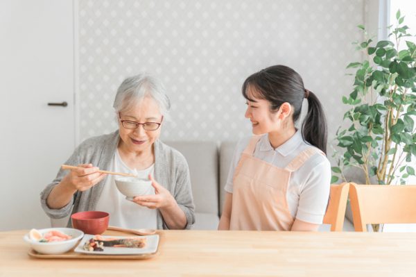 年配女性と女性栄養士